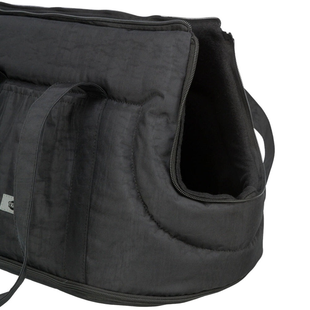Diese modische Tragetasche im neuen Look ist ideal für Alltag oder Reisen und bietet deinem Hund höchsten Komfort durch das weiche Innenfutter aus Fleece. Der Netz-Einsatz mit Reissverschluss an der Front sorgt für&nbsp;optimale Belüftung. Eine Aussentasche bietet zusätzlichen Stauraum für kleines Zubehör und die integrierte Kurzleine sorgt dafür, dass dein kleiner Vierbeiner sicher in der Tasche bleibt.