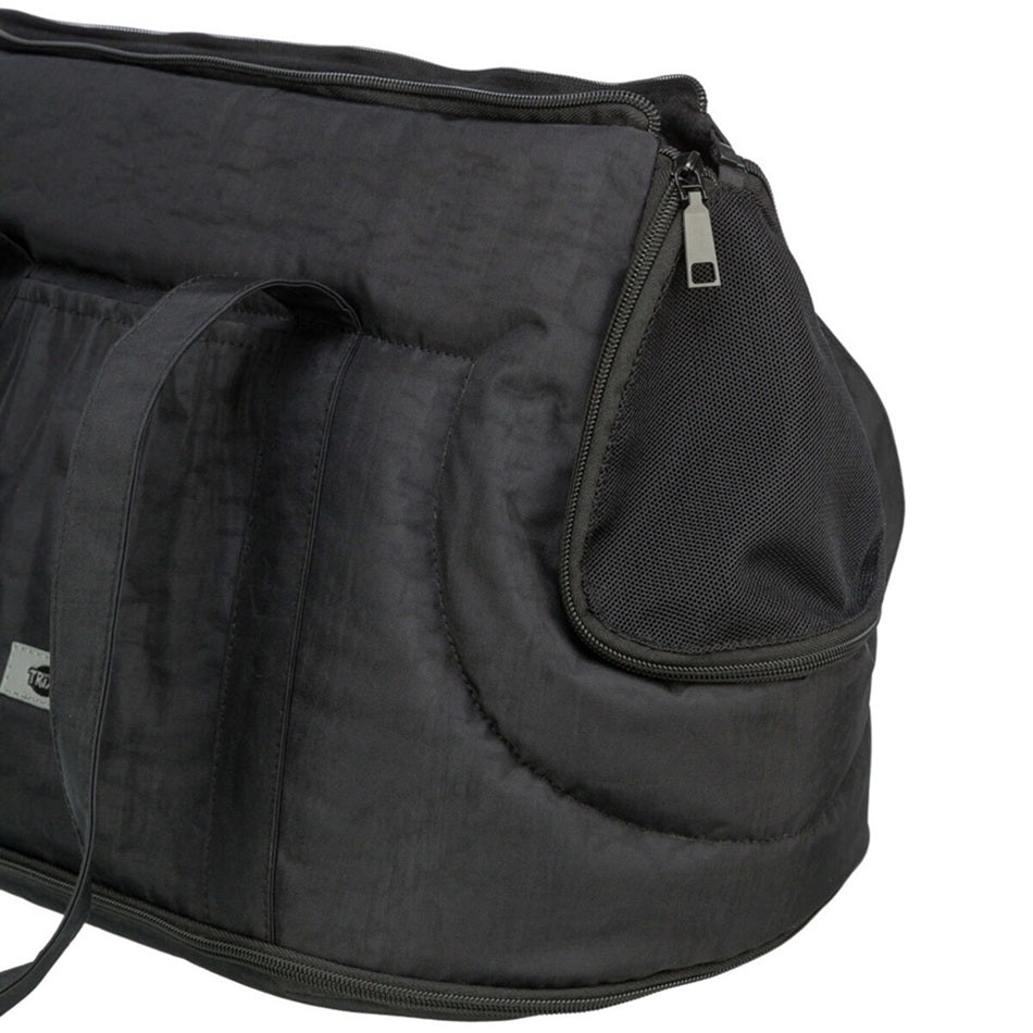 Diese modische Tragetasche im neuen Look ist ideal für Alltag oder Reisen und bietet deinem Hund höchsten Komfort durch das weiche Innenfutter aus Fleece. Der Netz-Einsatz mit Reissverschluss an der Front sorgt für&nbsp;optimale Belüftung. Eine Aussentasche bietet zusätzlichen Stauraum für kleines Zubehör und die integrierte Kurzleine sorgt dafür, dass dein kleiner Vierbeiner sicher in der Tasche bleibt.